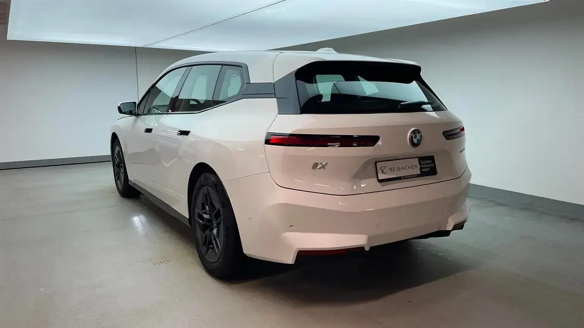 Gebraucht BMW iX 300 kW (408 PS) 2025 Alpinweiß uni SUV