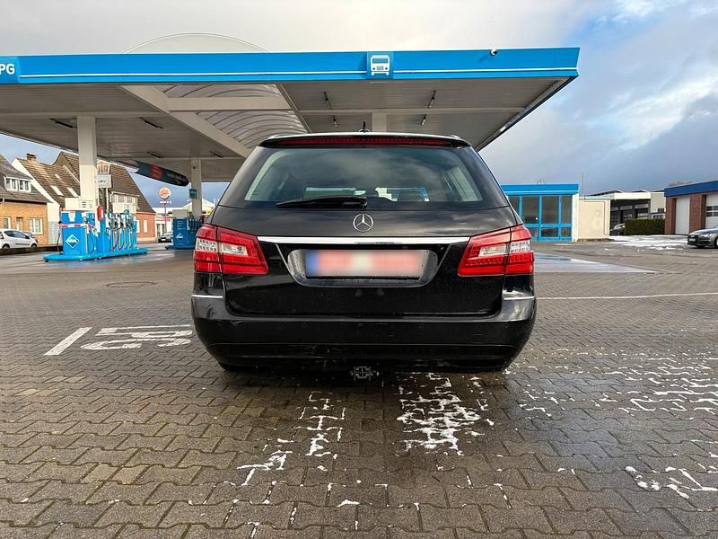 Gebraucht Mercedes E220 Avantgarde 170 PS (125 kW) 2010 Schwarz Kombi