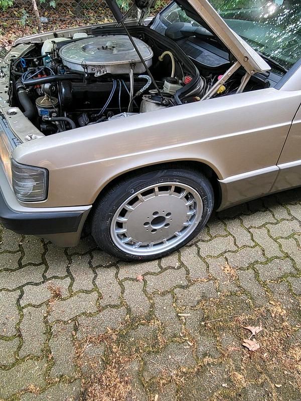Gebraucht Mercedes 190 204 PS (150 kW) 1991 Silber Limousine