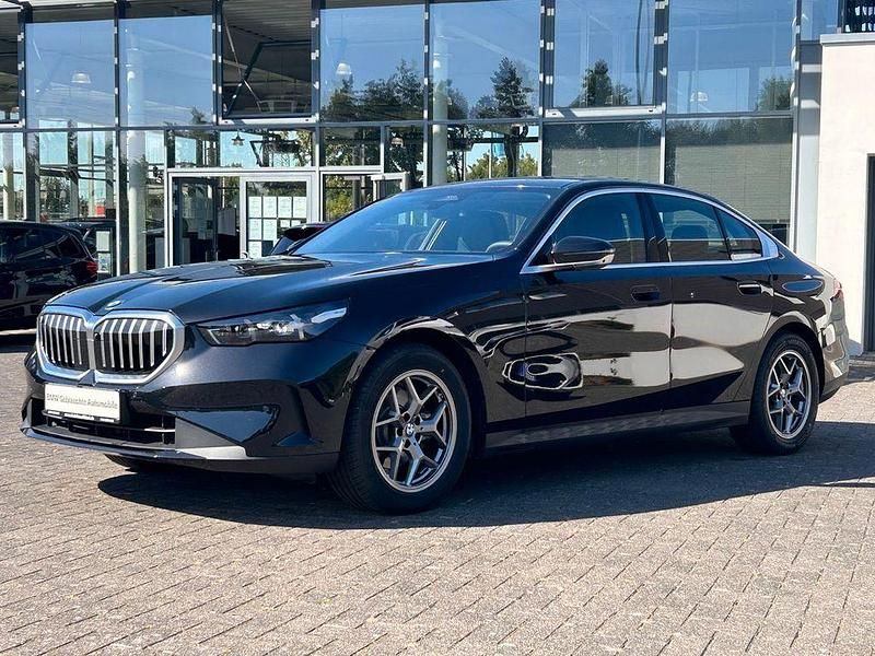Saphirschwarz Gebraucht 2024 BMW 520 Limousine | 49.370 € - Bild 1/4