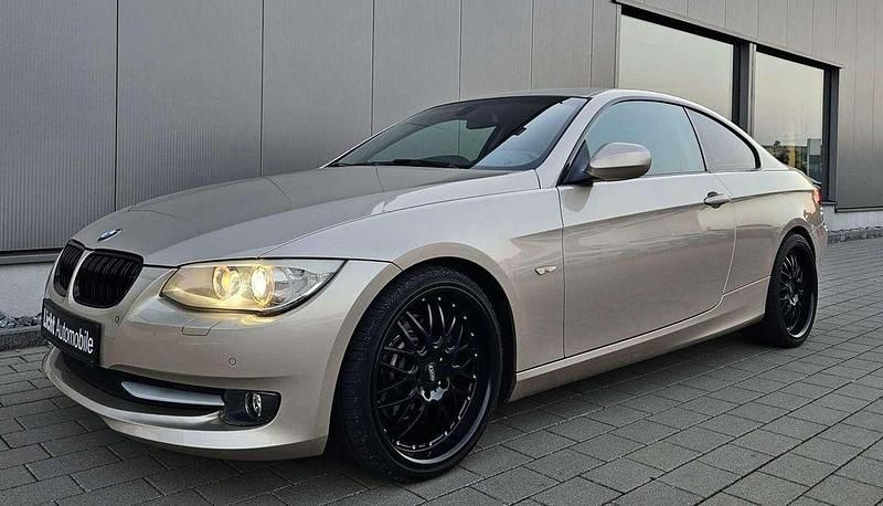 Orionsilber Gebraucht 2011 BMW 330 Sport Line Coupé | 18.290 € (Teuer) - Bild 1/4