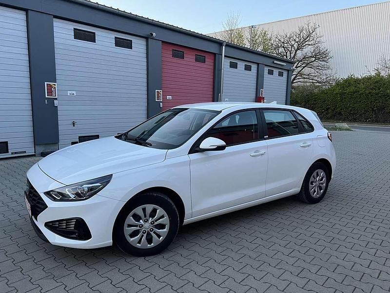 Gebraucht Hyundai i30 Select 116 PS (85 kW) 2021 Polar white / sol Kleinwagen