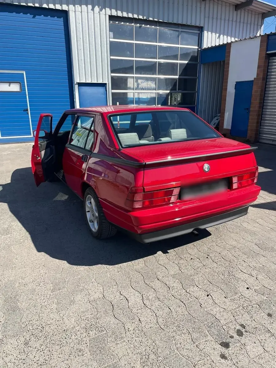 Gebraucht Alfa Romeo 75 120 PS (88 kW) 1992 Rot Limousine