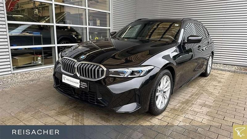 Saphirschwarz metallic Gebraucht 2024 BMW 320 Comfort Edition Kombi | 42.349 € (Etwas zu teuer) - Bild 1/4