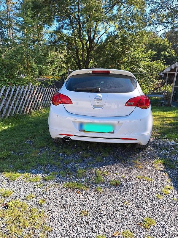 Gebraucht Opel Astra Design Edition 140 PS (102 kW) 2011 Weiß Kleinwagen