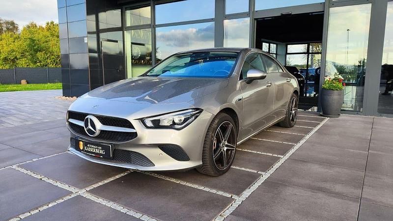 Silber Gebraucht 2020 Mercedes CLA250e Limousine | 27.900 € (Guter Preis) - Bild 1/4
