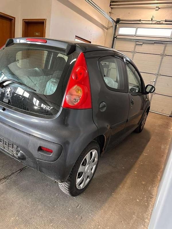 Gebraucht Peugeot 107 68 PS (50 kW) 2010 Grau Kleinwagen
