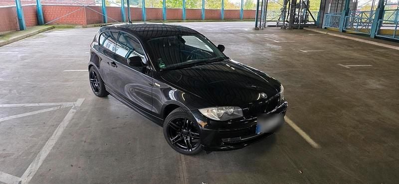 Schwarz Gebraucht 2011 BMW 118 Kleinwagen | 2.900 € (Guter Preis) - Bild 1/4