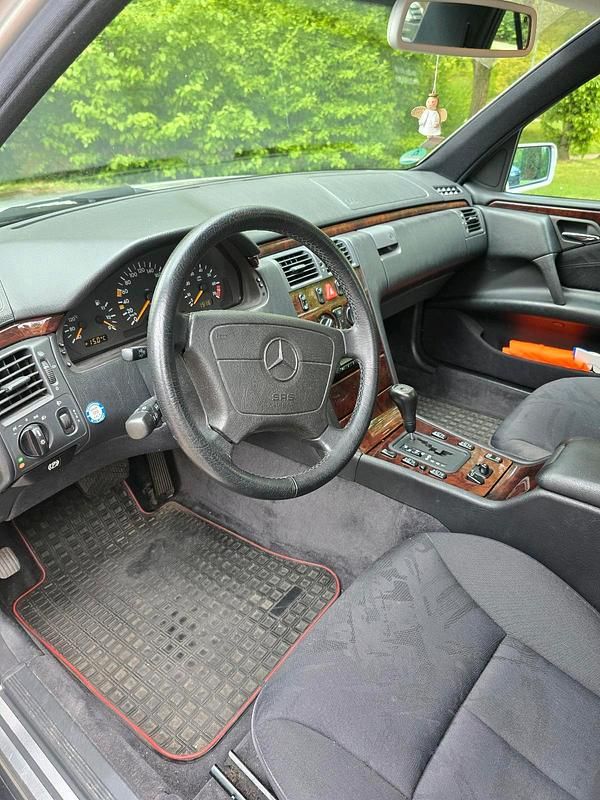 Gebraucht Mercedes E230 150 PS (110 kW) 1997 Silber Limousine