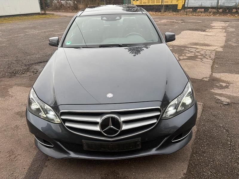 Grau Gebraucht 2015 Mercedes E220 Limousine | 7.900 € (Superpreis) - Bild 1/4