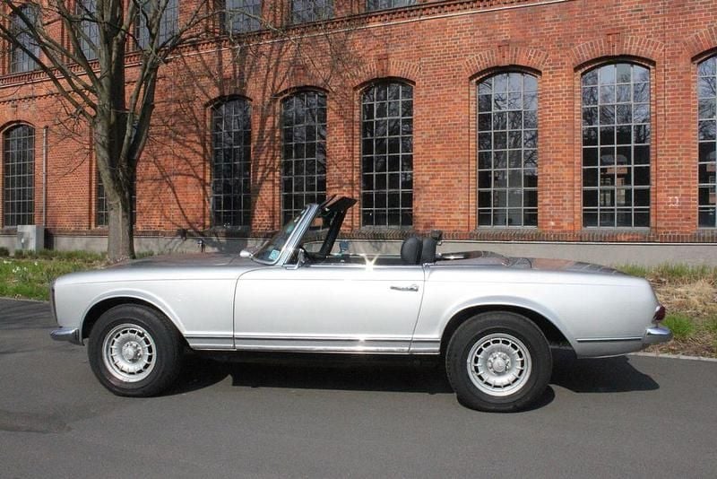 Gebraucht Mercedes 230 150 PS (110 kW) 1966 Silber Cabrio