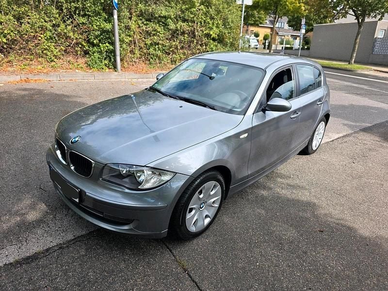 Grau Gebraucht 2011 BMW 116 Kleinwagen | 3.999 € (Guter Preis) - Bild 1/4