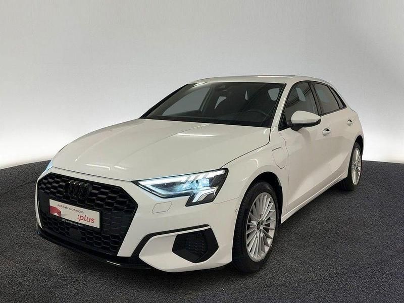 Ibisweiß Gebraucht 2023 Audi A3 Sportback e-tron Advanced Plus Kleinwagen | 26.500 € (Fairer Preis) - Bild 1/4