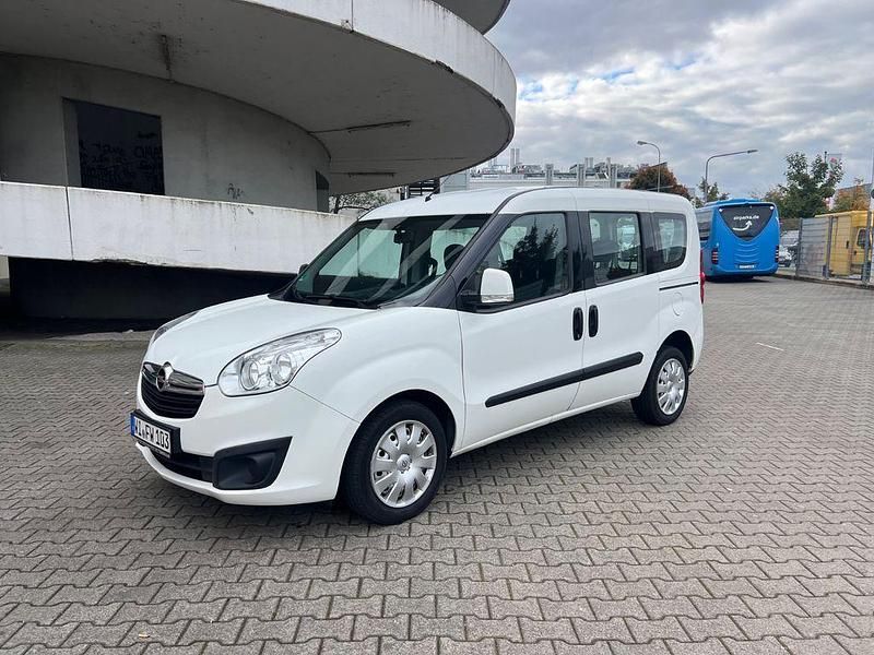 Weiß Gebraucht 2018 Opel Combo Edition Van / Kleinbus | 7.990 € (Guter Preis) - Bild 1/4
