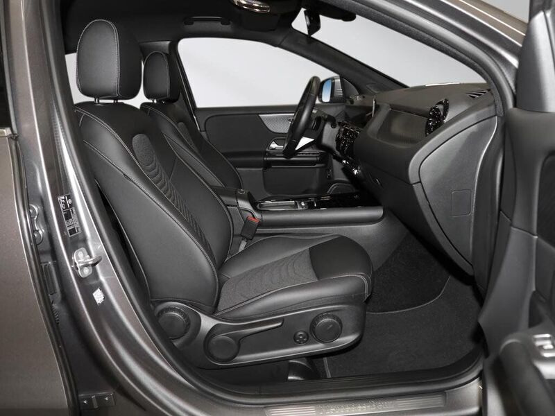Gebraucht Mercedes GLA200 163 PS (119 kW) 2023 Grau SUV