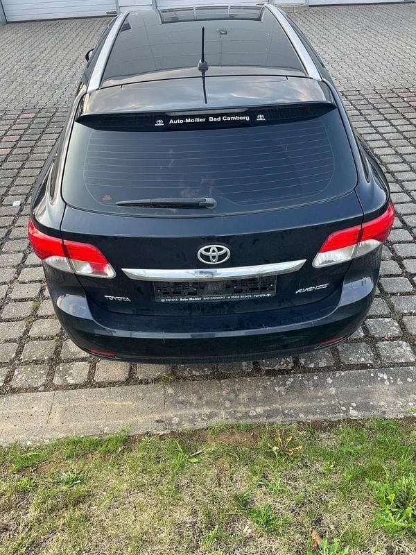 Blau Gebraucht 2011 Toyota Avensis Executive Kombi | 1.000 € - Bild 1/4