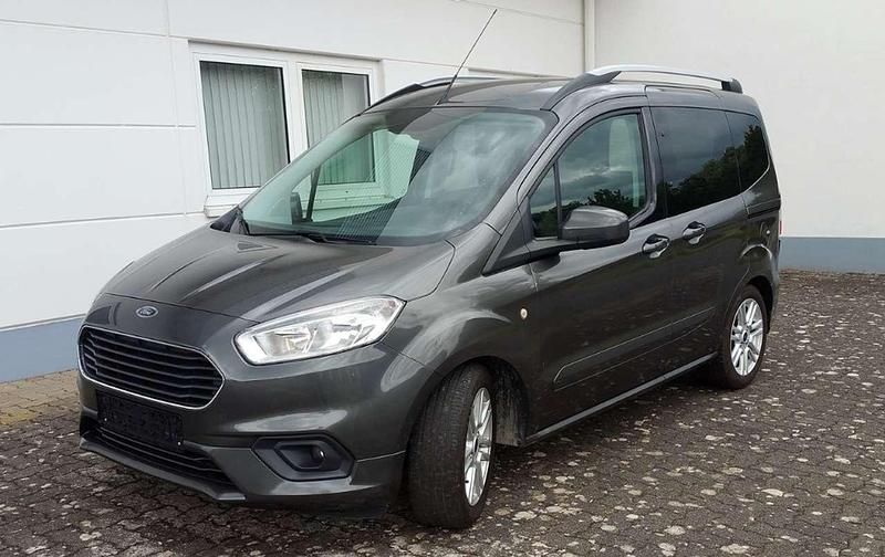 Grau Gebraucht 2019 Ford Tourneo Courier Titanium Van / Kleinbus | 11.900 € (Fairer Preis) - Bild 1/4