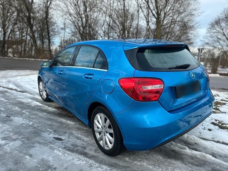 Gebraucht Mercedes A180 Edition 123 PS (90 kW) 2013 Blau Kleinwagen
