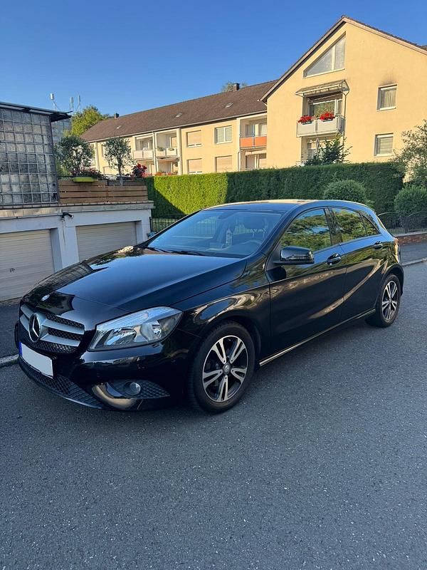 Schwarz Gebraucht 2014 Mercedes A180 Limousine | 7.900 € (Fairer Preis) - Bild 1/4