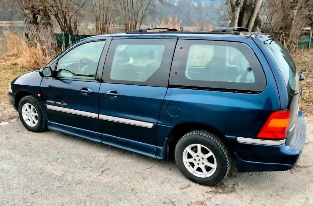 Usata Ford Windstar 147 CV (108 kW) 2000 Blu Monovolume
