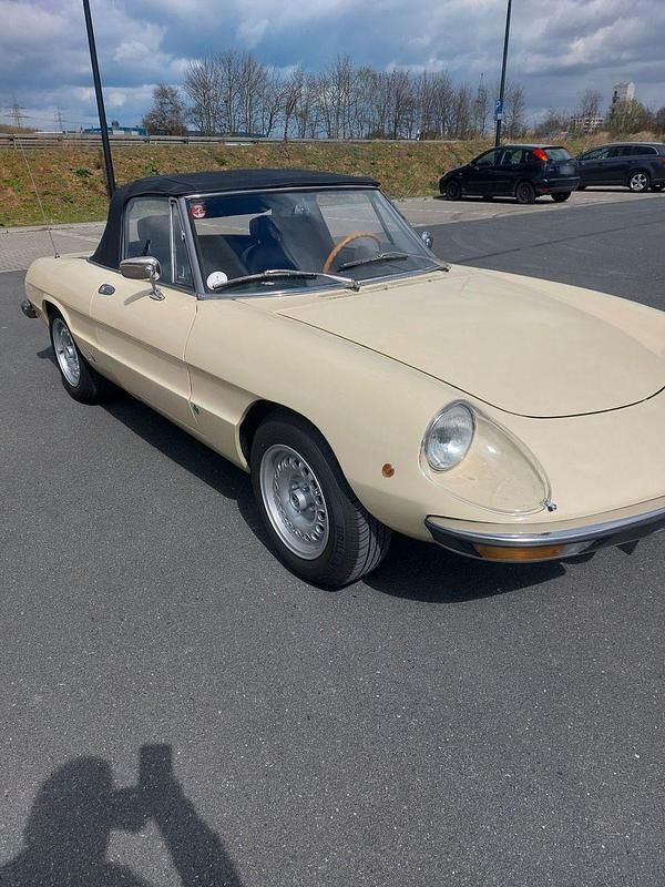 Gebraucht Alfa Romeo Spider 129 PS (94 kW) 1976 Beige Cabrio