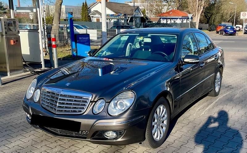Grau Gebraucht 2009 Mercedes E280 Elegance Limousine | 7.900 € (Fairer Preis) - Bild 1/4