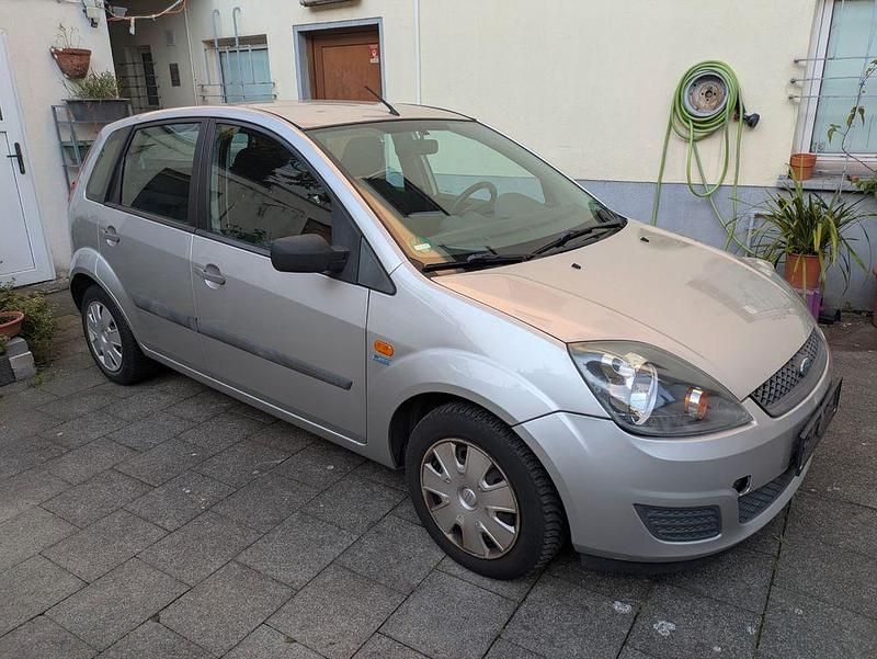 Grau Gebraucht 2008 Ford Fiesta Kleinwagen | 2.000 € (Guter Preis) - Bild 1/4