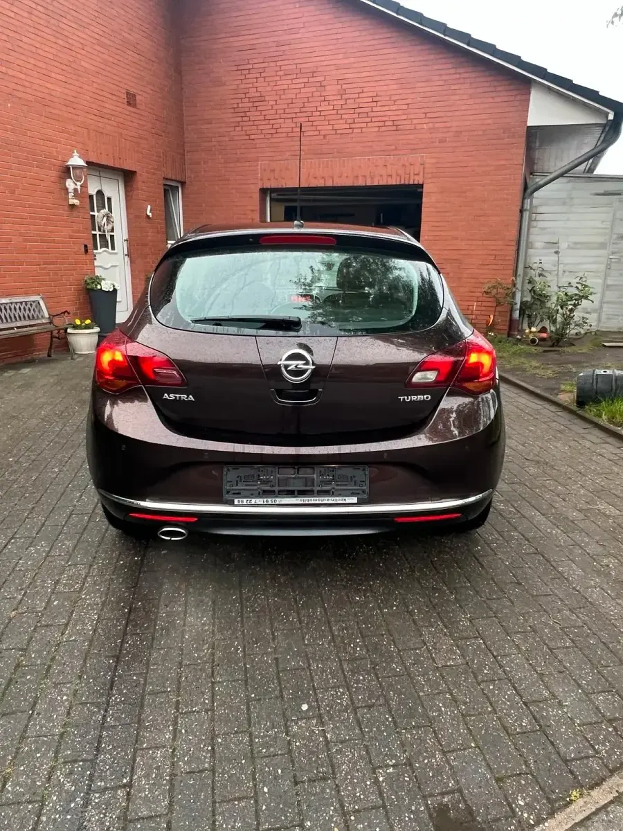 Usata Opel Astra 140 CV (102 kW) 2013 Marrone Berlina