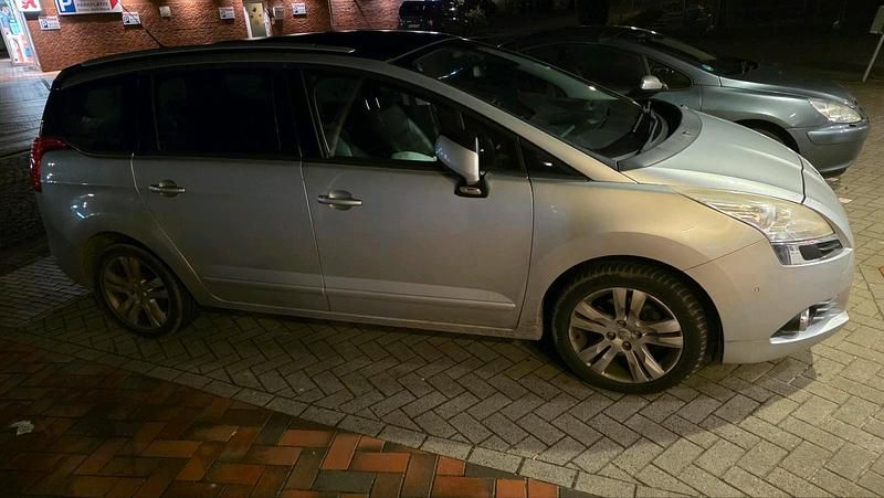 Silber Gebraucht 2011 Peugeot 5008 Van / Kleinbus | 4.000 € (Guter Preis) - Bild 1/4