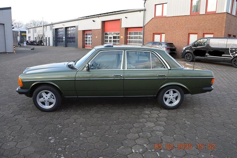 Gebraucht Mercedes E230 136 PS (100 kW) 1983 Grün Limousine