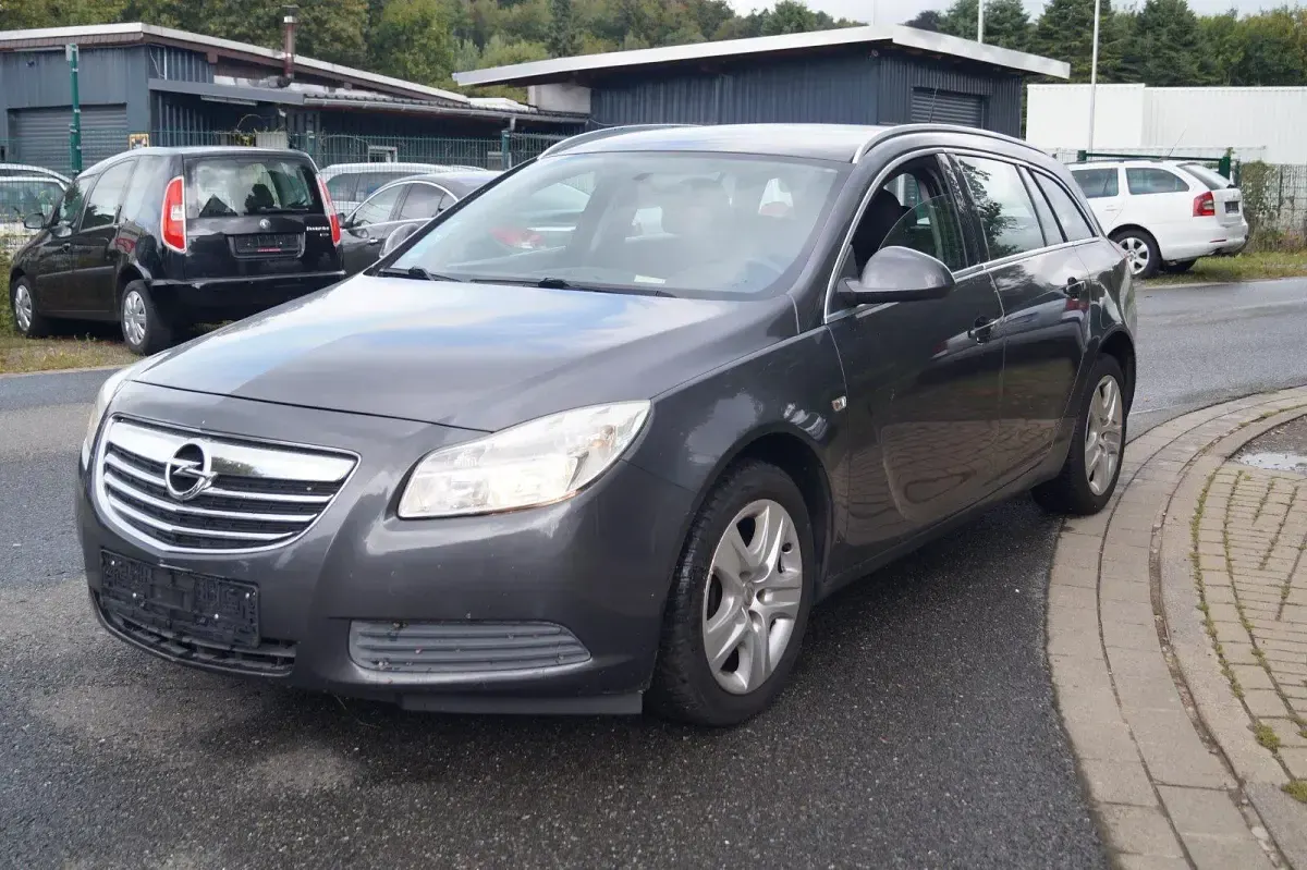Gebraucht Opel Insignia Edition 140 PS (102 kW) 2010 Grau Kombi