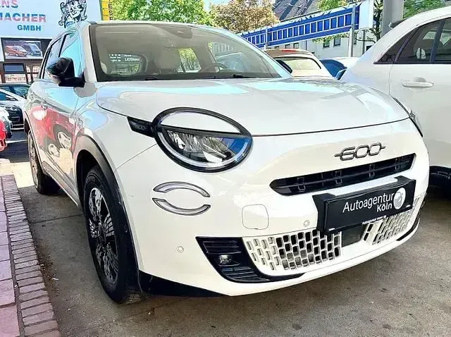 Gebraucht Fiat 600 Basis 101 PS (74 kW) 2024 Weiß SUV