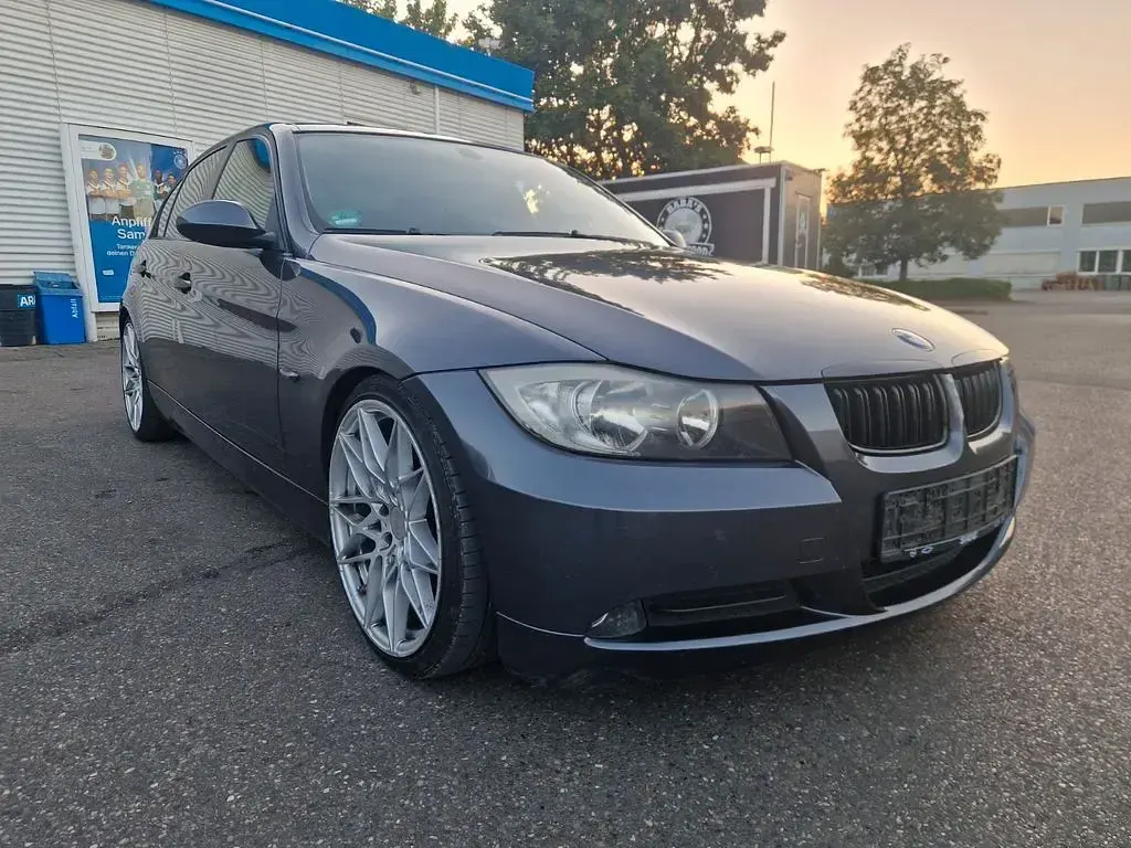 Gebraucht BMW 318 129 PS (94 kW) 2007 Grau Limousine