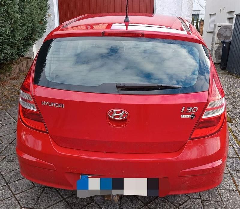 Gebraucht Hyundai i30 Comfort 109 PS (80 kW) 2009 Rot Limousine