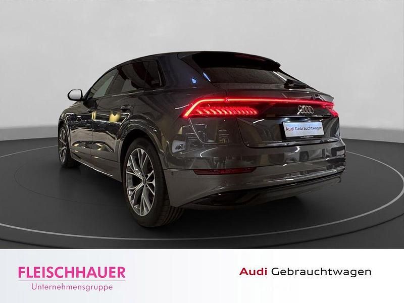 Używany Audi Q8 Ambiente 381 KM (280 kW) 2022 Szary SUV
