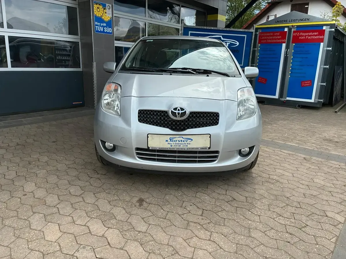 Gebraucht Toyota Yaris 87 PS (63 kW) 2009 Silber Kleinwagen