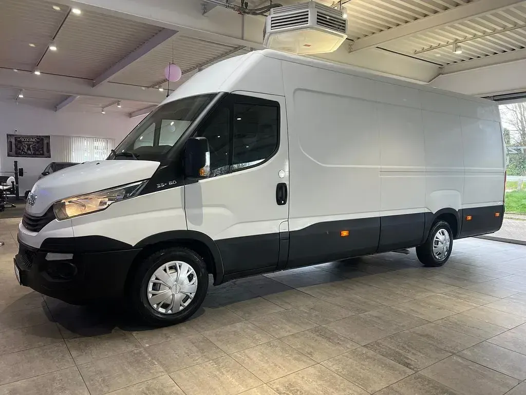 Second-hand Iveco Daily 156 CP (114 kW) 2016 Alb Monovolum