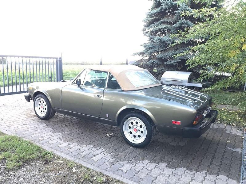Grün Gebraucht 1981 Fiat 124 Spider Sport Cabrio | 10.000 € - Bild 1/4