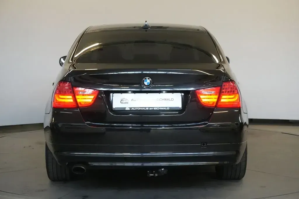 Gebraucht BMW 318 143 PS (105 kW) 2011 Schwarz Limousine