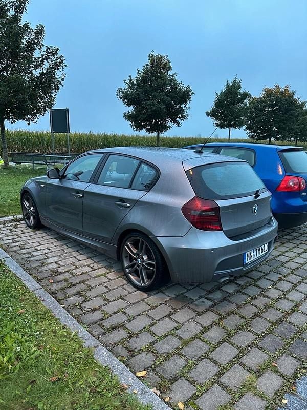 Grau Gebraucht 2011 BMW 118 Kleinwagen | 5.200 € (Fairer Preis) - Bild 1/4