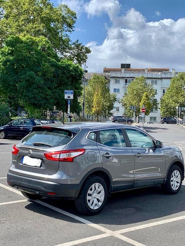 Grau Gebraucht 2015 Nissan Qashqai SUV | 11.900 € (Fairer Preis) - Bild 1/4