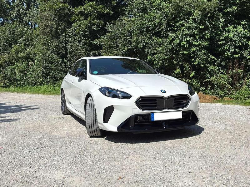 Weiß Gebraucht 2025 BMW M135 Efficient Dynamics Kleinwagen | 48.000 € (Superpreis) - Bild 1/4