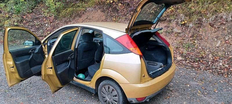 Gold Gebraucht 2000 Ford Focus Limousine | 750 € (Superpreis) - Bild 1/4