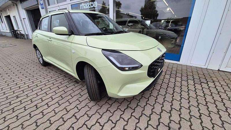 Cool yellow metallic Neu 2025 Suzuki Swift Club Kleinwagen | 21.490 € - Bild 1/4