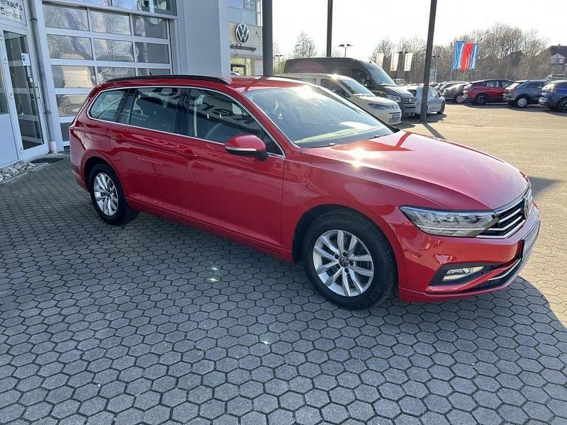 Gebraucht VW Passat 122 PS (89 kW) 2021 Tornadorot Kombi