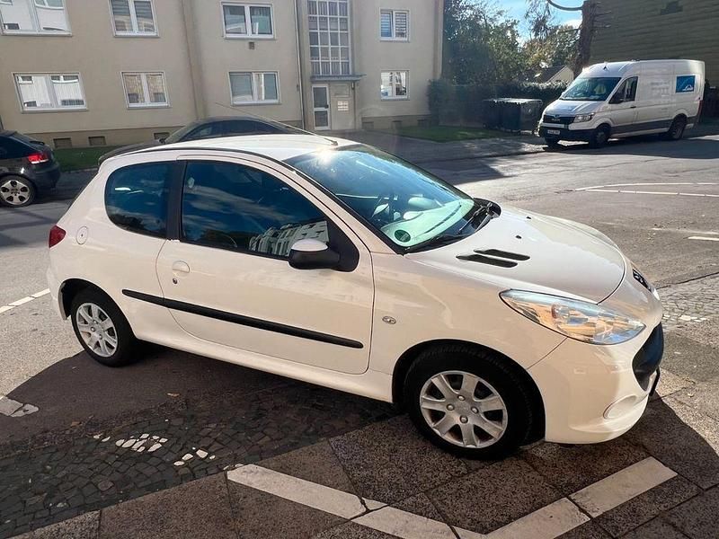 Weiß Gebraucht 2011 Peugeot 206 Limousine | 2.000 € (Fairer Preis) - Bild 1/4