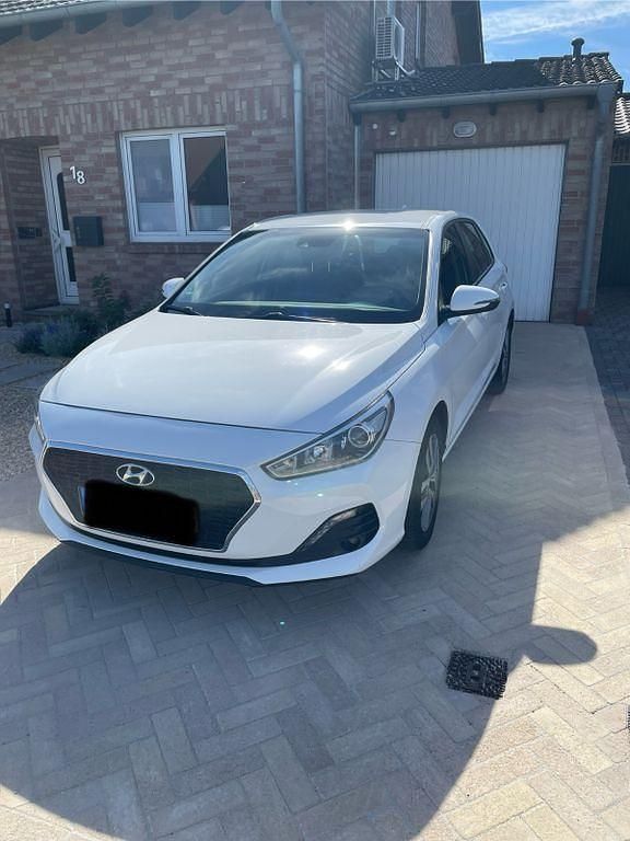 Weiß Gebraucht 2019 Hyundai i30 Select Limousine | 12.500 € (Fairer Preis) - Bild 1/4