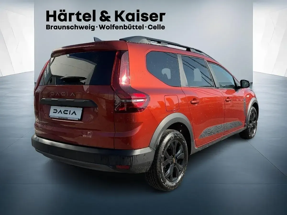 Neu Dacia Jogger Extreme 141 PS (103 kW) 2025 Terracottabraun (braun) Van / Kleinbus