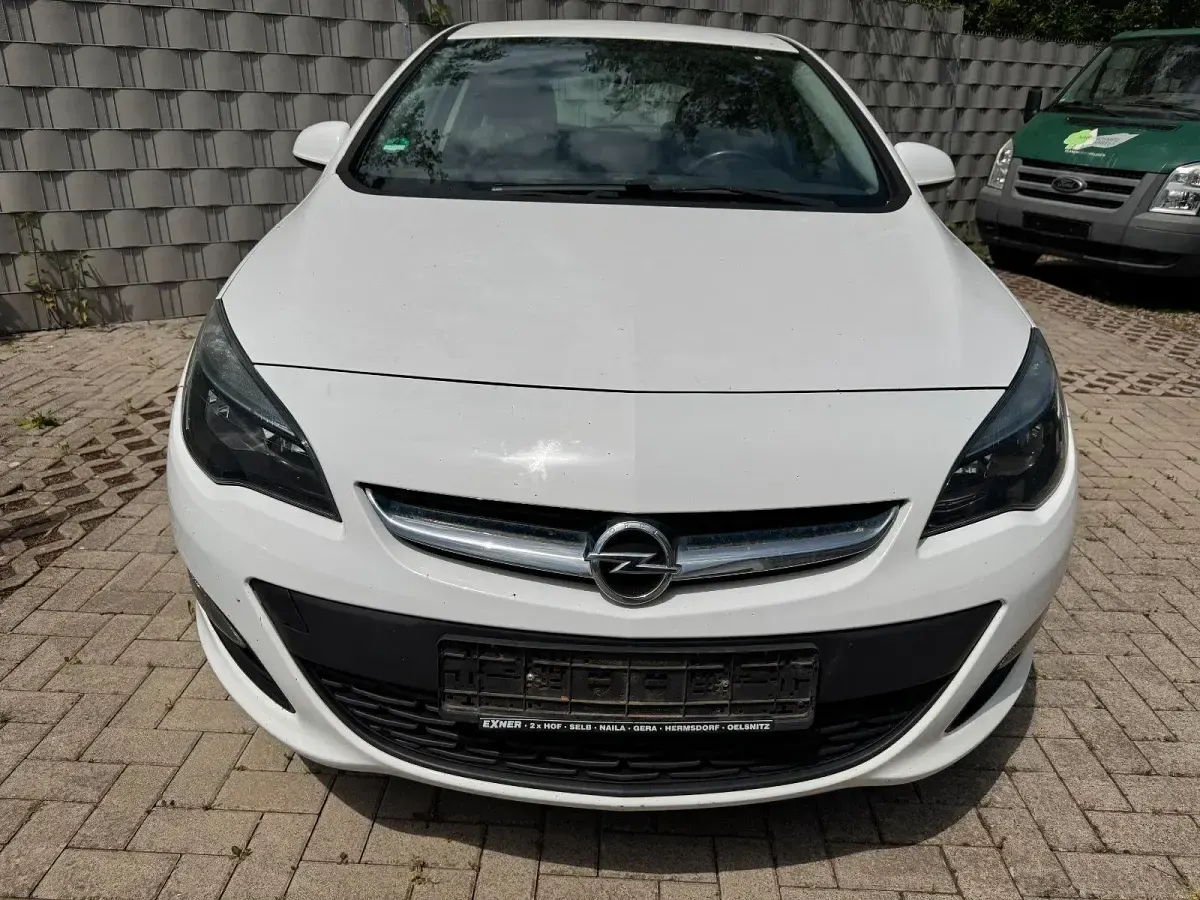 Gebraucht Opel Astra 120 PS (88 kW) 2013 Weiß Limousine