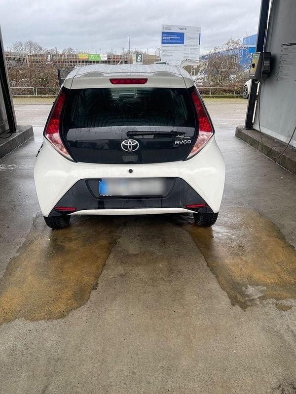 Gebraucht Toyota Aygo 69 PS (50 kW) 2016 Weiß Kleinwagen